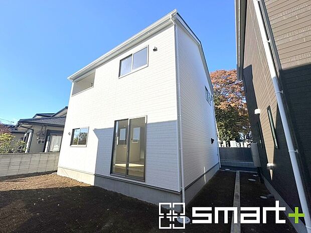 〜閑静な住宅街の立地〜 ・周辺は閑静な住宅街となっておりますので、静かな暮らしをご実現いただけます。 ・前面道路の交通量も多くないので、小さなお子様がいるご家庭でもご安心ですね。 