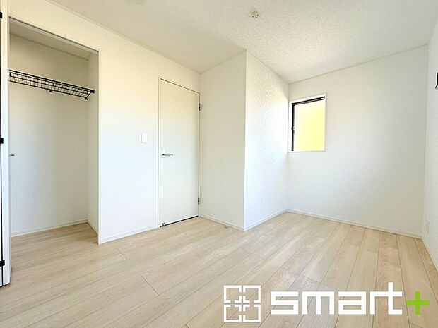 〜自然な風合いの洋室〜 ・ナチュラルな色彩で纏められた洋室は家具のコーディネートもしやすくなっております。 ・どんな家具にするか考えるだけでも楽しくなってきますね。 