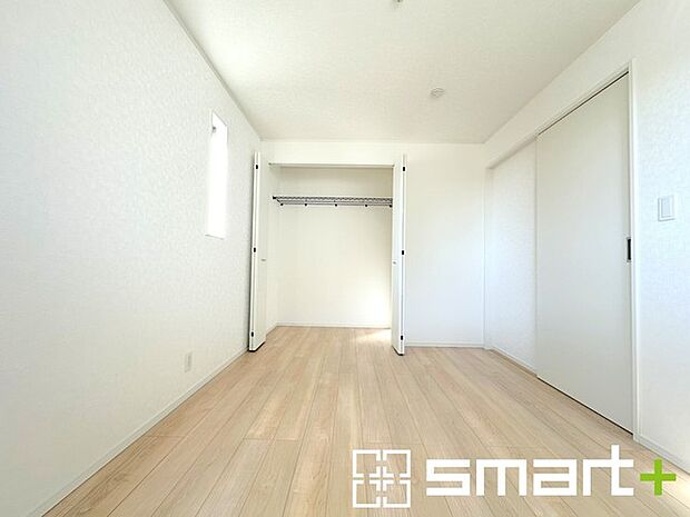 〜オプション施行もお任せください〜 ・フローリングの変色など劣化を軽減し、水をこぼした場合などにも防いでくれるフロアコーテイングが人気となっております。 ・オプション施行もお任せください。 