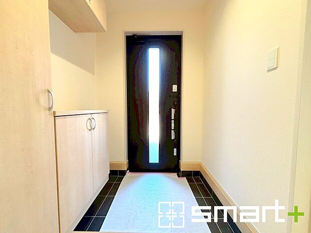 〜穏やかな陽が入る玄関〜 ・玄関ドアにガラス部分を設ける事で穏やかな陽の入る玄関になります。 ・備え付けのシューズボックスはたっぷりしまえて玄関がスッキリ片付きますね。 