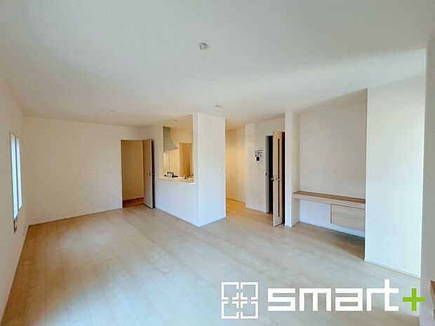 ~窓からはたっぷりの陽光~ ・穏やかな陽だまりに包まれる居心地の良いLDKは、ご家族が自然と集まる憩いのスペースに。 ・家事をしながらご家族との会話が楽しめる人気のカウンターキッチンも魅力。