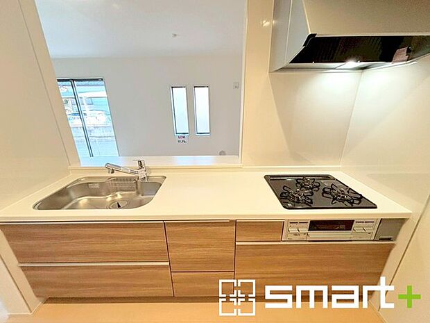 ~人気のカウンターキッチン~ ・キッチンは人気のカウンタータイプを採用。「ご家族の顔が見える」造りです。 ・蛇口に浄水器が内蔵されているなど機能面でも優れた仕様です。