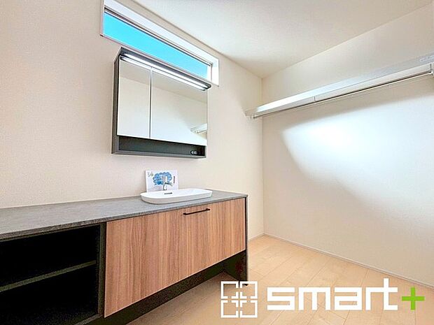 ~スタイリッシュな洗面化粧台~ ・洗面台やカウンターがスタイリッシュなデザインでオシャレな雰囲気に仕上げております。 ・洗面台の下にたっぷりの収納スペースがあり、洗剤などのストックもしまえます。