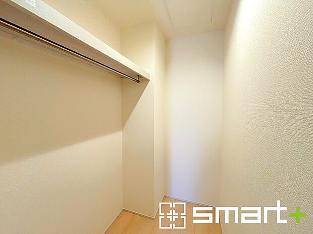 ~シューズインクロークをご用意~ ・追加の靴置きとしてはもちろん、ベビーカーやゴルフ・スキーなど趣味の用具の置場としてもご利用いただけます。 ・玄関が広がる事で開放感のある空間となります。