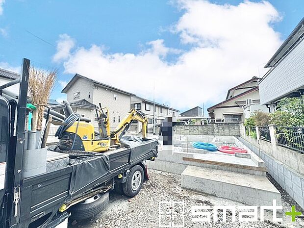 〜閑静な住宅街の立地〜 ・周辺は閑静な住宅街となっておりますので、静かな暮らしをご実現いただけます。 ・前面道路の交通量も多くないので、小さなお子様がいるご家庭でもご安心ですね。