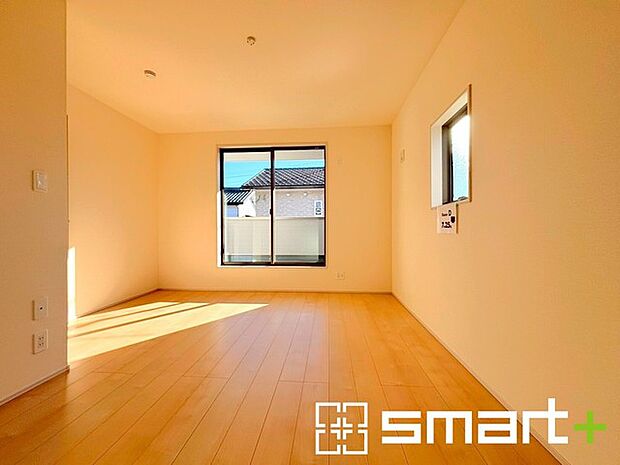 〜バルコニーに面した洋室〜 ・バルコニー側の大きな窓から穏やかな陽が差し込む明るい洋室はウォークインクローゼット付。 ・ゆとりある広さでご夫婦やご兄弟でもゆったりお過ごしいただけます。 