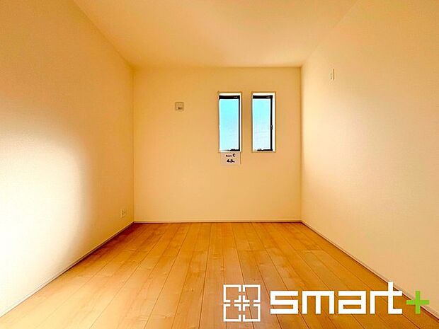 〜自然な風合いの洋室〜 ・ナチュラルな色彩で纏められた洋室は家具のコーディネートもしやすくなっております。 ・どんな家具にするか考えるだけでも楽しくなってきますね。 