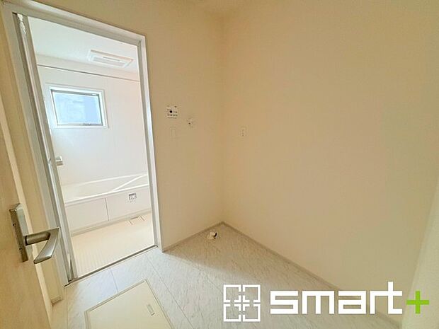 〜洗濯機スペース〜 ・洗面所とは別に洗濯機置き場があるので、家事の効率もアップしますね。 ・意外とリネンスペースがある物件は少ないので、ぜひ現地でその魅力をご確認ください。 