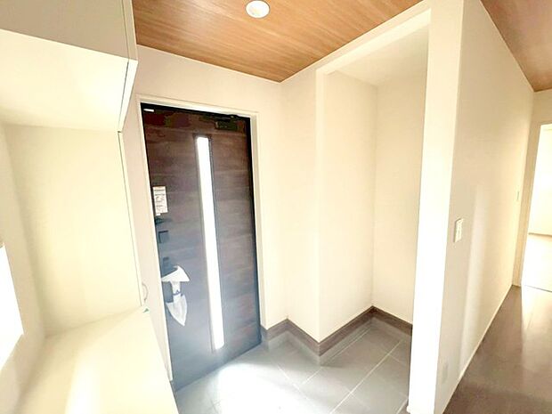 ~シューズインクロークのある玄関~ ・玄関横にシューズインクロークをご用意。 ・追加の靴置きとしてはもちろん、スキー・ゴルフなど趣味の用具の置場としてもご利用いただけます。