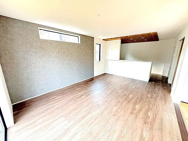 ~ナチュラルな色彩のLDK~ ・自然な風合いの色味で纏められたLDKは家具のコーディネートもしやすくなっております。 ・どんなインテリアにするか、考えるだけでも楽しくなりますね。