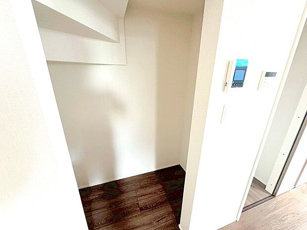 〜パントリーのあるお住まい〜 ・キッチン横にパントリー（食糧庫）をご用意。買い溜めした食材などはもちろん、ティッシュなどの置場としてもご利用いただけます。 ・ぜひ現地でご確認くださいませ。 