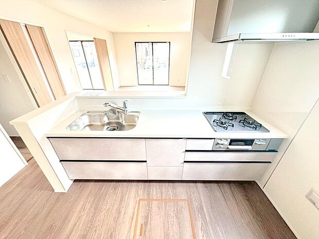 ~人気のカウンターキッチン~ ・キッチンには余計な柱が無いので、リビングが見渡せ開放感のある造りとなっております。 ・蛇口には浄水器が内蔵されるなど機能面でも優れたキッチンです。