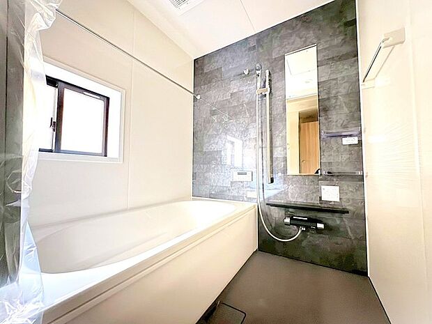 〜暖房乾燥機付きの浴室〜 ・ヒートショック対策にもなる浴室暖房を標準装備。冬場でも暖かくしてからご入浴が可能です。 ・もちろん乾燥機も付いておりますので、雨の日でも洗濯物を干せますよ。 