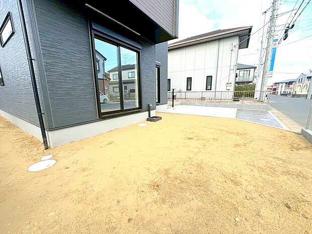 ~広々したお庭のある邸宅~ ・余裕の敷地には広いお庭もご用意。 ・ガーデニングや安らぎの空間として、倉庫を置いたりと様々な活用が可能です。 ・人工芝の敷設などもお気軽にご相談くださいませ。