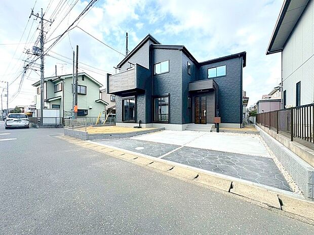 ~開放感ある角地のお住まい~ ・2方向が空く事で開放感のある角地に位置しております。 ・窮屈な感じが無く、ゆったりと暮らせるこの魅力をぜひ現地でご体感くださいませ。