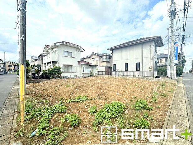 〜閑静な住宅街の立地〜 ・周辺は閑静な住宅街となっておりますので、静かな暮らしをご実現いただけます。 ・前面道路の交通量も多くないので、小さなお子様がいるご家庭でもご安心ですね。 