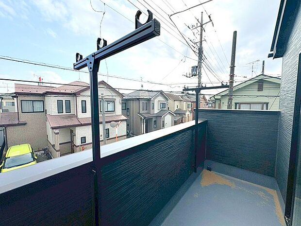 〜洗濯物も干しやすいバルコニー〜 ・バルコニーには物干し竿受けが標準装備されております。 ・テラス屋根等のオプションもお気軽にご相談くださいませ。 