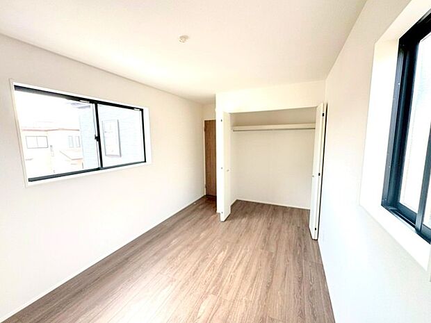 ~2面採光の明るいお部屋~ ・洋室は2面採光とする事で穏やかな陽の入る明るい空間となっております。 ・くつろぎのプライベート時間を明るい空間で穏やかにお過ごしいただけます。