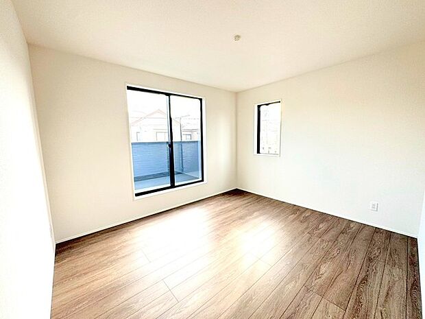 ~収納豊富な洋室~ ・各居室に備え付けの収納をご用意。タンスなどを置く場合と比べ出っ張らないので部屋の中を有効のご活用いただけます。 ・収納の広さなどぜひ現地でご確認くださいませ。