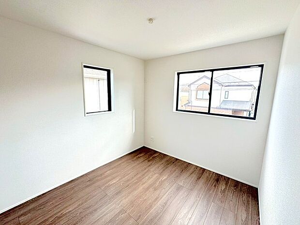 〜自然な風合いの洋室〜 ・ナチュラルな色彩で纏められた洋室は家具のコーディネートもしやすくなっております。 ・どんな家具にするか考えるだけでも楽しくなってきますね。 