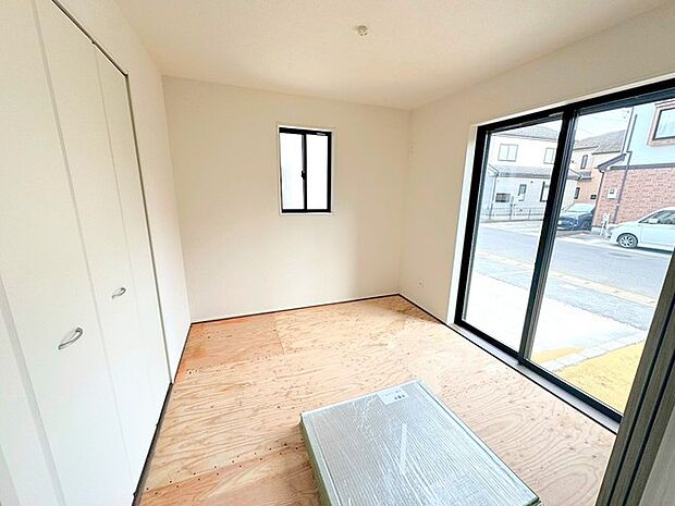 ~使い勝手の良い「和洋室」~ ・畳敷きに建具は洋風、というハイブリッド型の「和洋室」。和室と洋室の良い所を組み合わせたお部屋です。 ・やはり畳の香りは心が落ち着きますね。