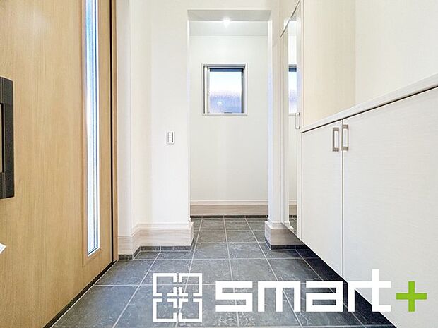 〜収納スペース充実の玄関周り〜 ・たっぷりの収納スペース付きなので、散らかりがちな玄関もスッキリ片付きます。 ・シューズボックスはミラー付なのでお出かけ前の身支度チェックに大活躍。