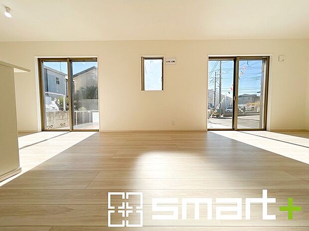 〜日当り良好のＬＤＫ〜 ・たくさんの窓からたっぷりの陽光が差し込む明るいリビングで寛ぎのひと時を。 ・柔らかみのあるナチュラルカラーで、家具やカーテンの色も選びやすいです。 