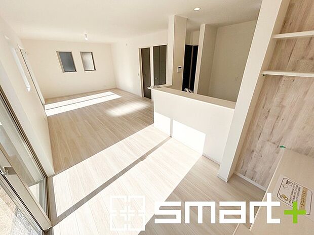 〜穏やかな陽の入るＬＤＫ〜 ・穏やかな陽だまりに包まれる居心地の良いＬＤＫは、ご家族が自然と集まる憩いのスペースに。 ・料理と洗濯、片付けなど並行して家事を進める時に便利な回遊動線。 