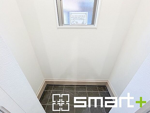 〜便利な土間収納〜 ・ベビーカー、お子様の部活道具、ご主人様のゴルフバッグなど多岐多様な物を収納いただけます。 ・散らかりがちな玄関もスッキリ片付きますね。