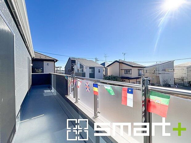 〜洗濯物も干しやすいバルコニー〜 ・陽当たり良好な南側のバルコニーは2部屋から出入りができて毎日のお洗濯も快適。 ・テラス屋根等のオプションもお気軽にご相談くださいませ。 