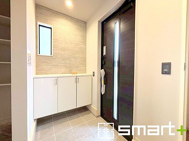 〜穏やかな陽の入る玄関〜 ・玄関ドアのガラス部分に加えてシューズボックスの間に窓を設ける事で穏やかな陽の入る玄関に。 ・ご家族やご来客を明るい空間で出迎えてくれます。 