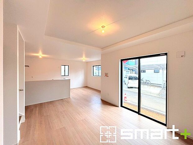 〜余裕の空間が広がるＬＤＫ〜 ・21帖あるＬＤＫはご家族団らんのお時間を余裕の広さで演出してくれます。 ・ご内覧の際は家具の配置などもイメージしながらご覧くださいませ。 