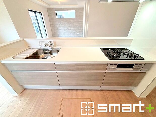 〜人気のカウンターキッチン〜 ・キッチンには余計な柱が無いので、リビングが見渡せ開放感のある造りとなっております。 ・蛇口には浄水器が内蔵されるなど機能面でも優れたキッチンです。 