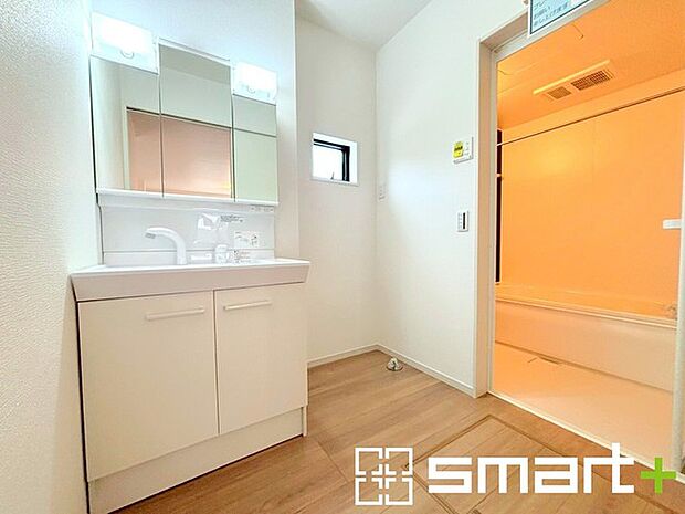 〜シャワー付き洗面台を採用〜 ・洗面台の蛇口がホースで伸びシャワーとしてご利用可能。 ・朝の寝ぐせ直しなどにシャワーを使いたい時、洗面台の掃除をする際にも便利にお使いいただけますよ。 