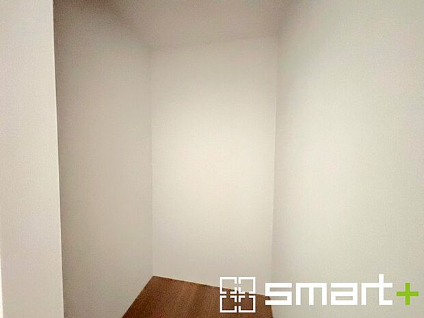 〜憧れのウォークインクローゼット〜 ・居室にウォークインを設ける事で季節ものや趣味の用具などもスッキリと収納可能です。 ・ぜひ現地でその便利さをご体感くださいませ。 