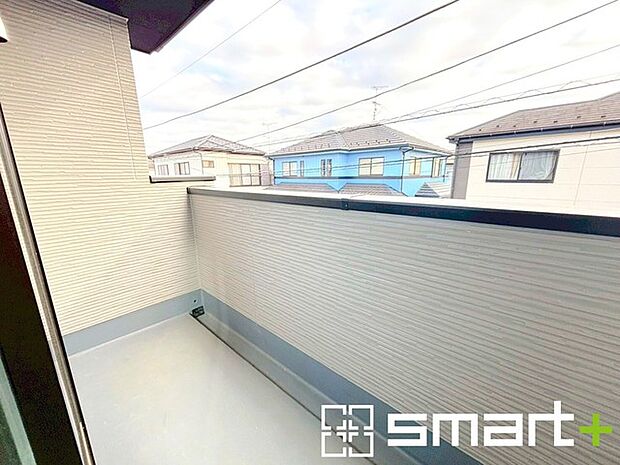 〜洗濯物も干しやすいバルコニー〜 ・バルコニーには物干し竿受けが標準装備されております。 ・テラス屋根等のオプションもお気軽にご相談くださいませ。 