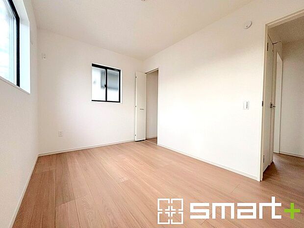 〜収納豊富な洋室〜 ・各居室に備え付けの収納をご用意。タンスなどを置く場合と比べ出っ張らないので部屋の中を有効のご活用いただけます。 ・収納の広さなどぜひ現地でご確認くださいませ。 