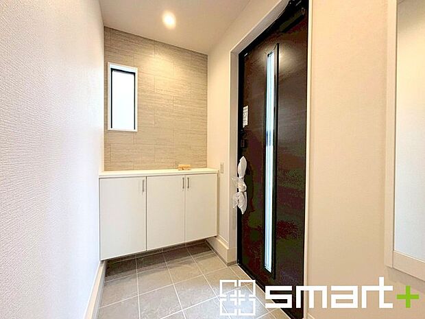 〜穏やかな陽の入る玄関〜 ・玄関ドアのガラス部分に加えてシューズボックスの間に窓を設ける事で穏やかな陽の入る玄関に。 ・ご家族やご来客を明るい空間で出迎えてくれます。 