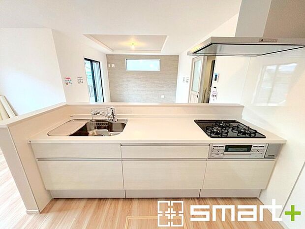 〜人気のカウンターキッチン〜 ・キッチンには余計な柱が無いので、リビングが見渡せ開放感のある造りとなっております。 ・蛇口には浄水器が内蔵されるなど機能面でも優れたキッチンです。 