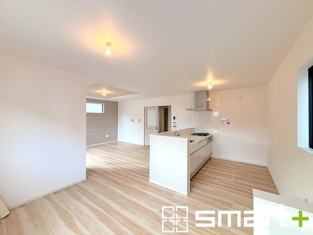 〜使い勝手の良いシステムキッチン〜 ・料理がしやすい設計のキッチンでお料理もはかどりますね。 ・もちろんキッチン下部は収納になっておりますので、フライパンなども収納可能です。  