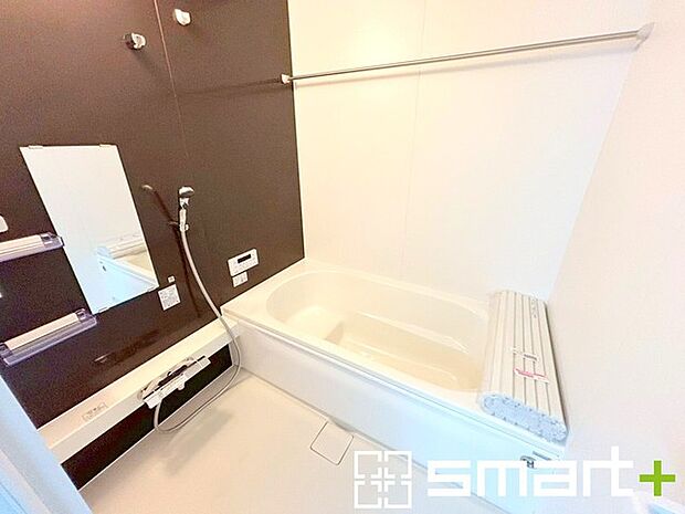 〜浴室乾燥機付きの浴室〜 ・浴室には乾燥機が付いているので雨の日でも洗濯物を干すことが可能です。 ・水はけの良い床材など機能面も充実。マイクロバルなどオプションもご相談くださいませ。 