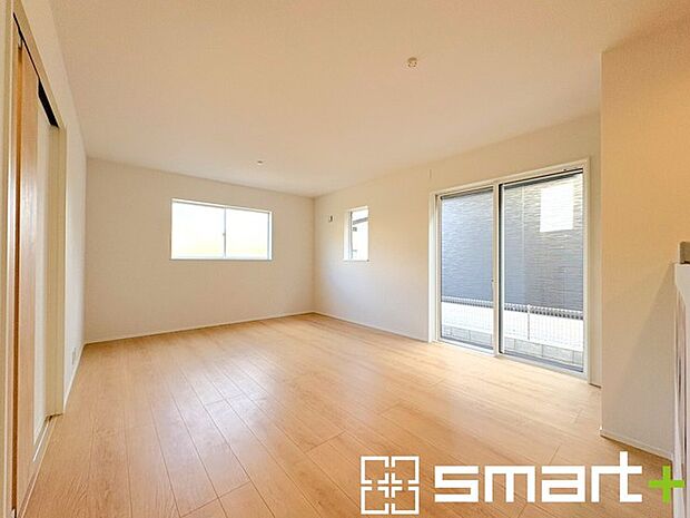 〜日当り良好のＬＤＫ〜 ・たくさんの窓からたっぷりの陽光が差し込む明るいリビングで寛ぎのひと時を。 ・柔らかみのあるナチュラルカラーで、家具やカーテンの色も選びやすいです。 