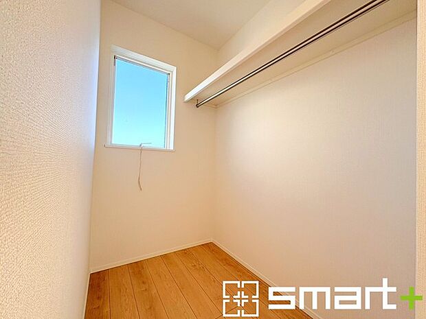 〜ウォークインクローゼット〜 ・衣類をハンガーに掛けたまま収納できるウォークインクローゼットは重宝しますね。 ・季節ものや小物類なども整理整頓しやすく生活空間が広がります。 