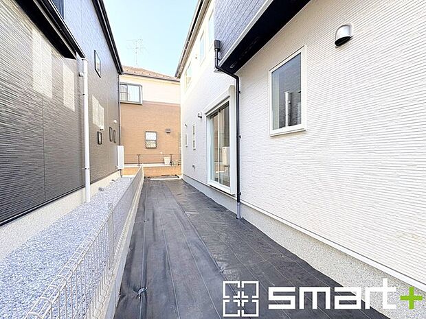 〜お庭もある余裕の敷地〜 ・広々した敷地にはお庭もご用意。お庭があるだけで余裕を感じますね。 ・防草シートや人工芝の敷設などのオプションもお気軽にご相談くださいませ。 