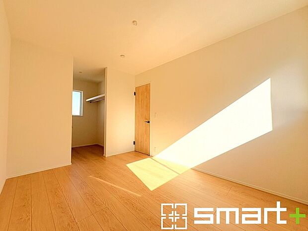 〜ウォークインクローゼットのあるお部屋〜 ・人気のウォークインクローゼットをご用意。季節物や趣味の道具などもスッキリと収納が可能です。 ・最近流行りの収納術などもぜひご活用くださいませ。 