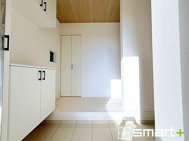 〜十分な容量のシューズボックス〜 ・備え付けのシューズボックスは充分な容量を確保。 ・より大型のものへのご変更などご希望の方もお気軽にご相談くださいませ。 