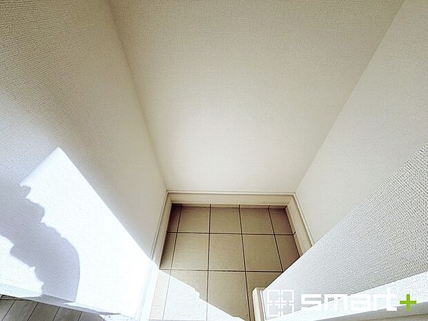 〜シューズインクロークをご用意〜 ・追加の靴置きとしてはもちろん、ベビーカーやゴルフ・スキーなど趣味の用具の置場としてもご利用いただけます。 ・玄関が広がる事で開放感のある空間となります。 