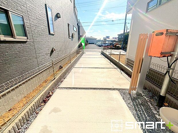 〜駐車場は2台分ご用意〜 ・駐車場は2台分ございますので、車通勤の方や複数台お持ちの方にもお勧めのお住まいです。 ・カーポートなどのオプションもお気軽にご相談くださいませ。 