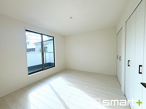 〜収納豊富な洋室〜 ・各居室に備え付けの収納をご用意。タンスなどを置く場合と比べ出っ張らないので部屋の中を有効のご活用いただけます。 ・収納の広さなどぜひ現地でご確認くださいませ。 