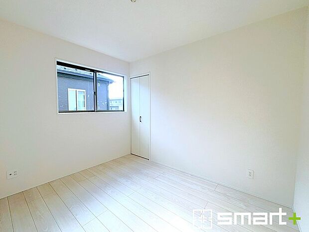 〜自然な風合いの洋室〜 ・ナチュラルな色彩で纏められた洋室は家具のコーディネートもしやすくなっております。 ・どんな家具にするか考えるだけでも楽しくなってきますね。 